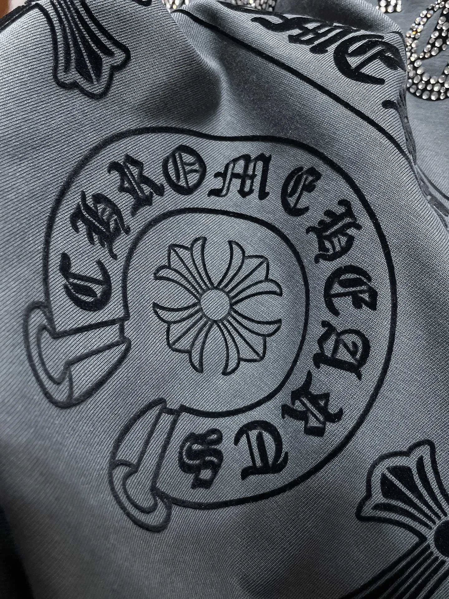 P170 New Chrome Hearts 25ss engraved film hot diamond version High weight environmentally friendly high-quality top fabric 280g Heavy hot diamond horseshoe Sanskrit letter cross short sleeves counter synchronization 1:1 replica version Recommended color: black white code number: S, M, L, X